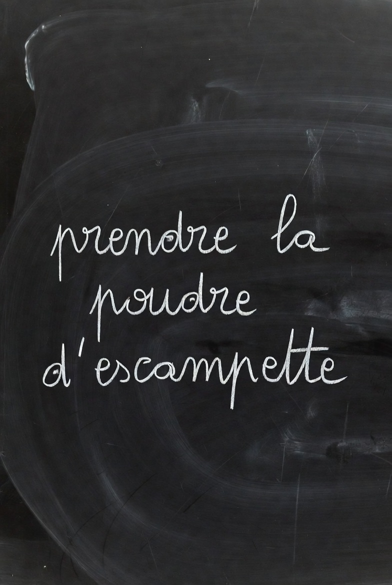 Pourquoi dit-on : “prendre la poudre d’escampette” ?